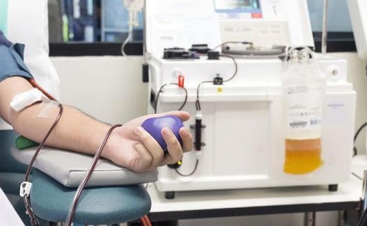 Noaptea minții! Un tânăr vindecat de coronavirus a vrut să doneze plasmă și i s-a cerut să plătească