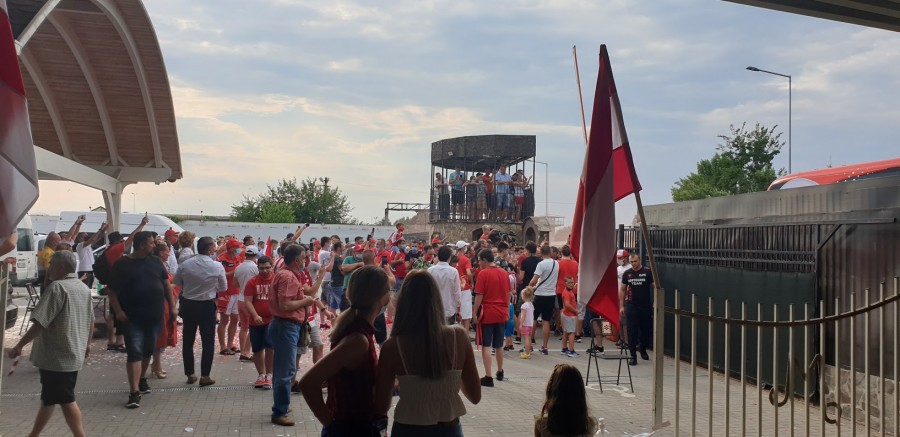 Atmosferă incendiară la prezentarea trofeului de către UTA