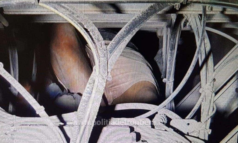 Ascunși pe axul roţilor unui camion. Așa au vrut doi algerieni să treacă prin PTF Nădlac