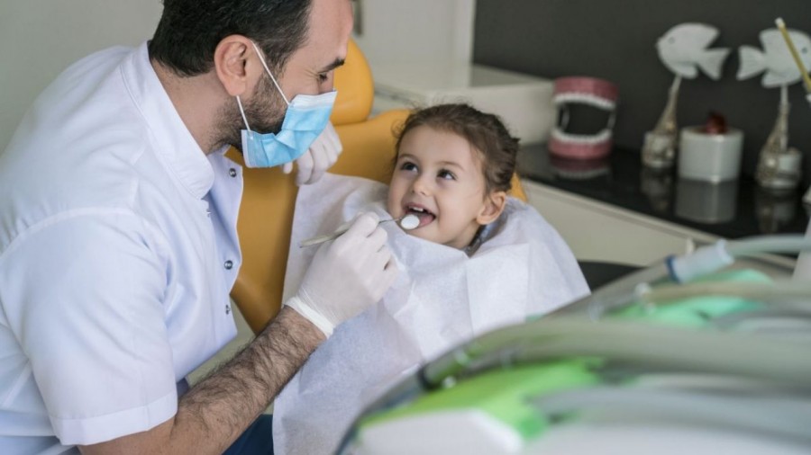 OMS recomandă ''evitarea sau reducerea'' procedurilor stomatologice care generează aerosoli