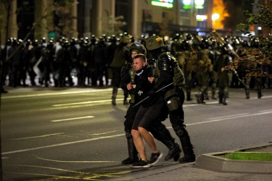 Aproximativ 20 de jurnalişti care se pregăteau să relateze de la un protest din Belarus au fost arestaţi
