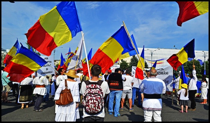 Până la 3 ani de închisoare pentru defăimarea drapelului sau imnului de stat