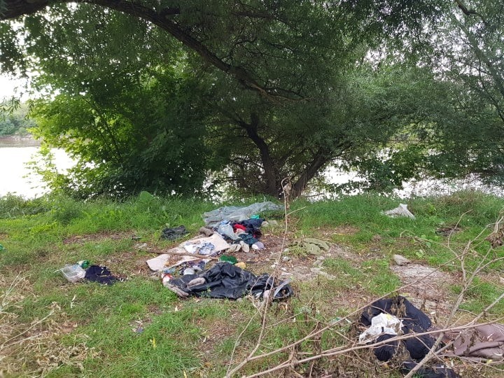 Din ce în ce mai rău! Malul Mureșului plin de gunoaie aruncate de arădenii certați cu bunul-simț