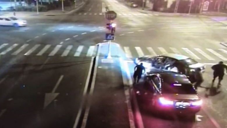 Scene de groază în vestul țării. Un șofer a fost atacat cu bâte și răngi în trafic