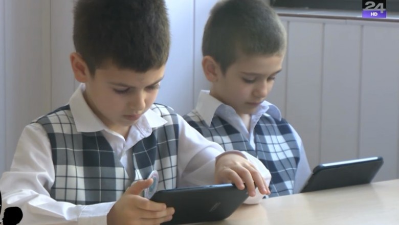Peste 900.000 de elevi nu au acces la educația online. Guvernul nu a livrat tabletele promise
