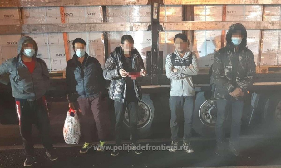 Zece cetăţeni din Afganistan, prinși ascunşi în două TIR-uri  la PTF Nădlac II