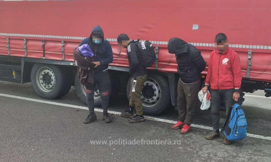 Mai mulți tineri din Afganistan, depistați ascunşi printre saci cu orez şi seminţe de floarea soarelui