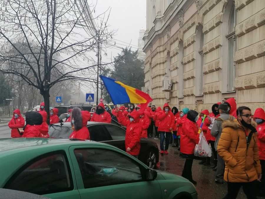 Medicii de la Sanitas protestează în faţa Prefecturii: vor salarii mai mari. Preşedintele Sanitas încasează 7.500 de euro  pe lună