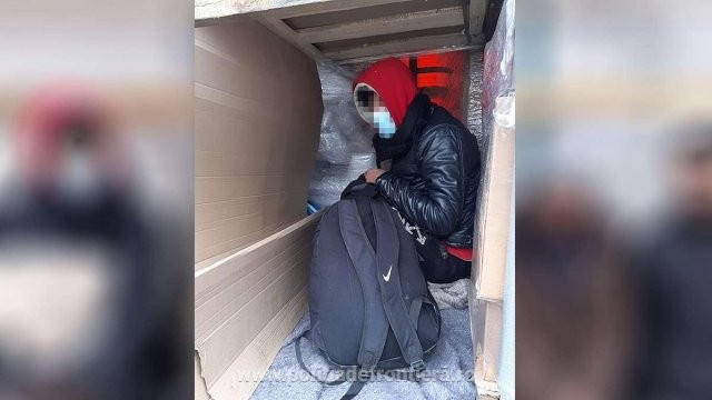 Ascunși într-un automarfar, cinci afgani au încercat să treacă ilegal frontiera