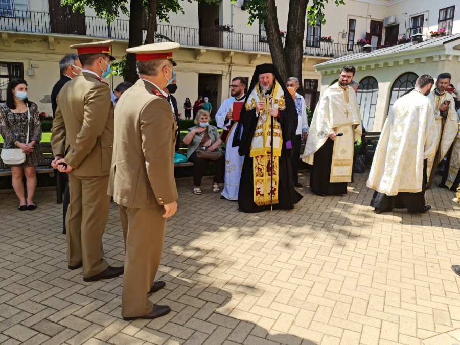 (FOTO)„Înălțarea Domnului, bucuria omului”. Liturghie Arhierească, pomenirea Eroilor și depunere de coroane, la Catedrala Veche din Arad