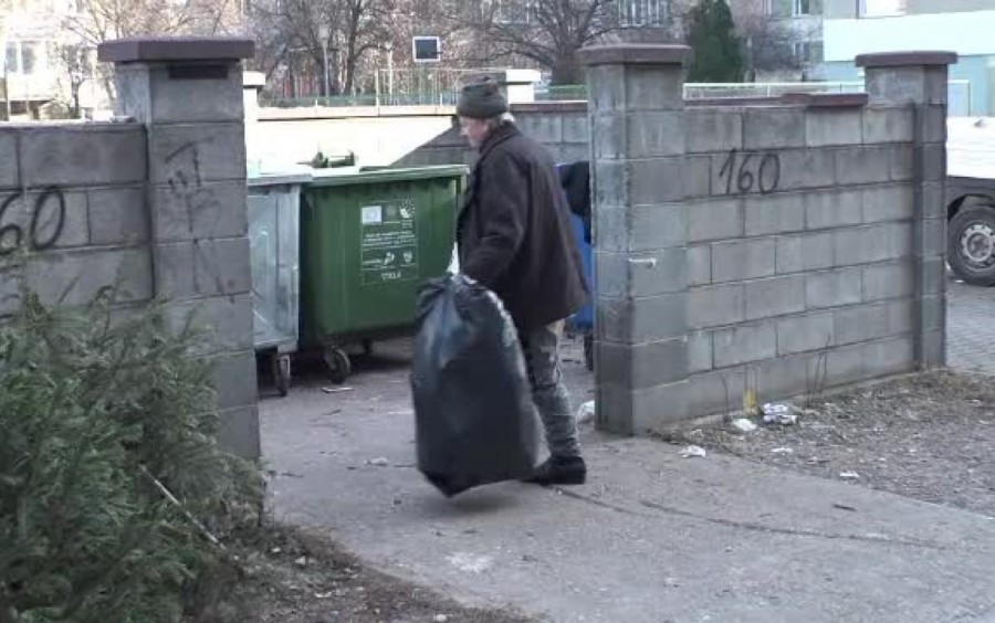 Lecția zilei vine din Botoșani! Un bărbat fără adăpost a găsit peste 20.000 de lei și i-a dus la Poliție