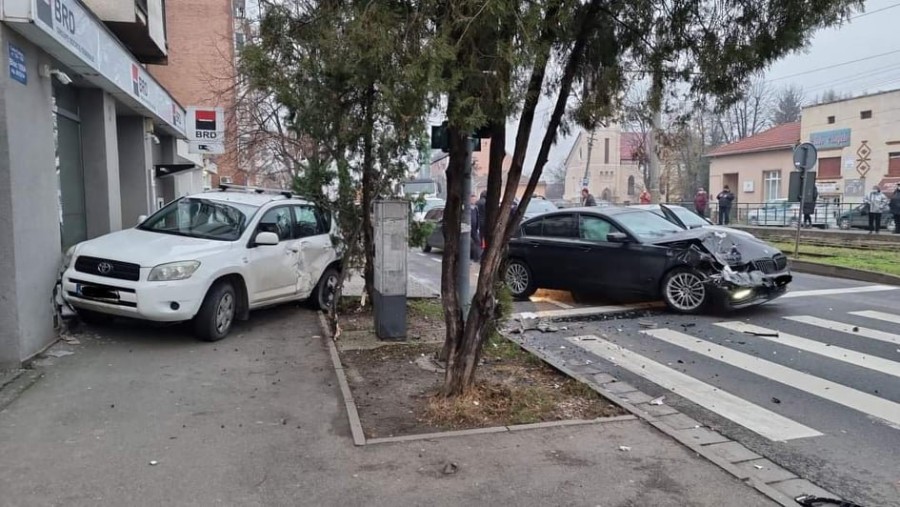 Mașină proiectată în sediul unei bănci, pe Calea Radnei