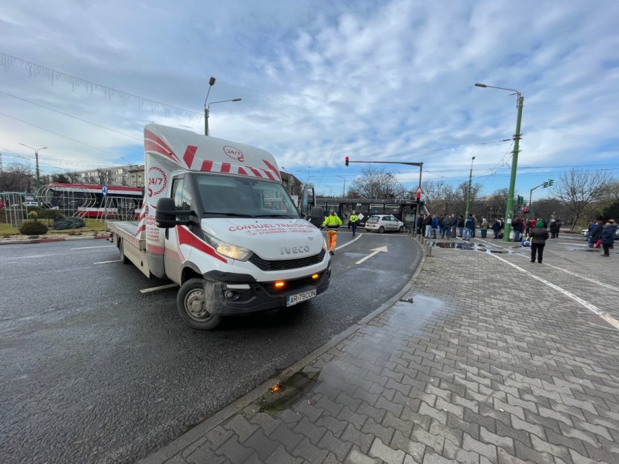 Accident cu Renault alb contra tramvai negru la Podgoria