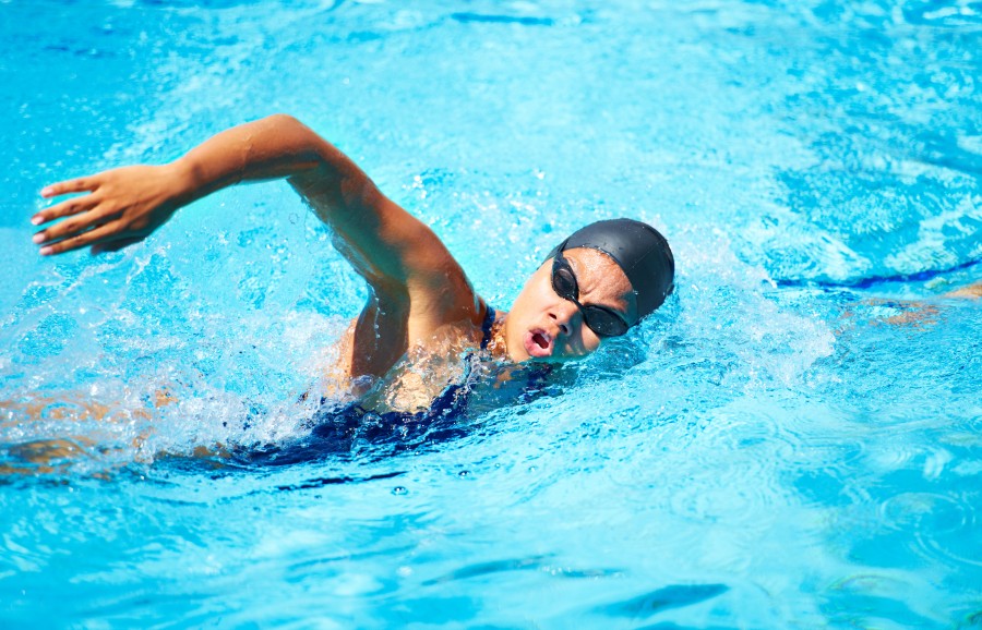Înotul: Antrenamentul ideal pentru un corp tonifiat și o minte relaxată