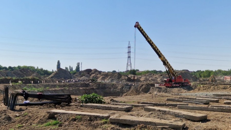 Încă un transport agabaritic în municipiu; autorităţile avertizează: fără maşini parcate pe traseu!