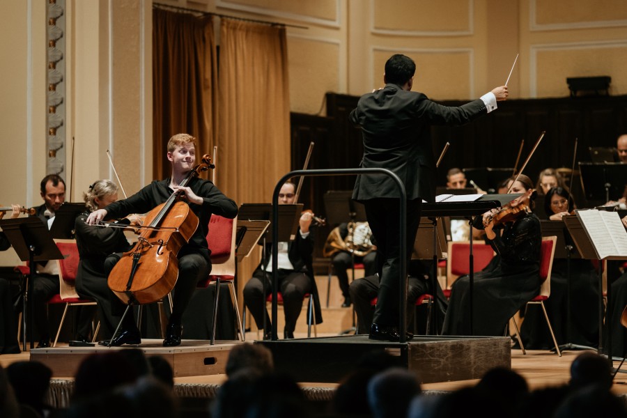 FILARMONICA ARAD, DIRIJORUL ALEXANDRU ILIE ȘI VIOLONCELISTUL BENJAMIN KRUITHOF UIMESC PUBLICUL ARĂDEAN
