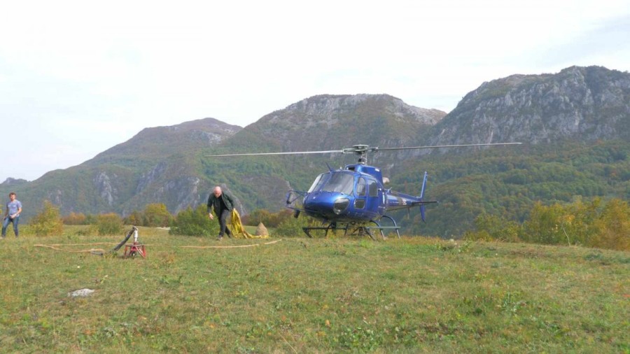 Imagini spectaculoase din Munţii Banatului: producători de film din Norvegia, care s-au întâlnit şi cu primarul Aradului, au descărcat materiale de construcţii pentru o plimbare cu elicopterul lui Romeo Dunca (FOTO)