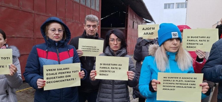 Ghișeele Casei de Pensii și AJOFM-ului se închid pentru câteva ore. Angajații intră în grevă de avertisment (FOTO)