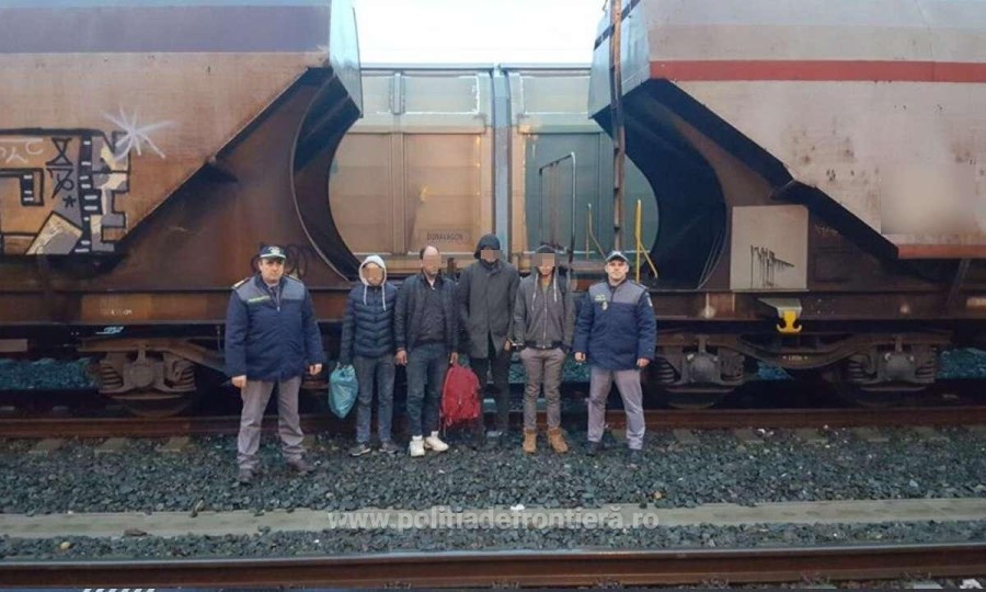 Migranți descoperiți în două TIR-uri și vagonul unui tren de marfă