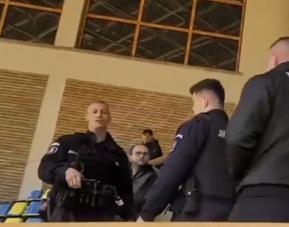 Hoți de buzunare care „acționau” la meciul FCC UAV Arad-ACS Sepsi Sfântu Gheorghe, prinși de jandarmi (VIDEO)