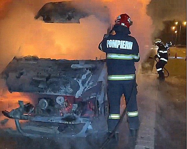 Incendiu izbucnit la o autoutilitară pe A1 înainte de ieșirea spre Zădăreni