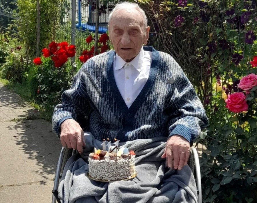 Ce aliment neobișnuit mănâncă cel mai în bătrân veteran de război din lume, un român de 111 ani