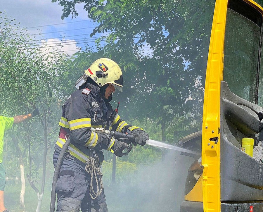 Incendiu izbucnit la un autovehicul ce se afla parcat pe strada Armoniei din municipiul Arad