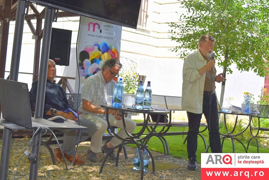 Arădeni împreună cu celebrul scriitor Matei Vișniec în Grădina de Lectură întrebându-se cum se poate lupta cultural împotriva barbariei