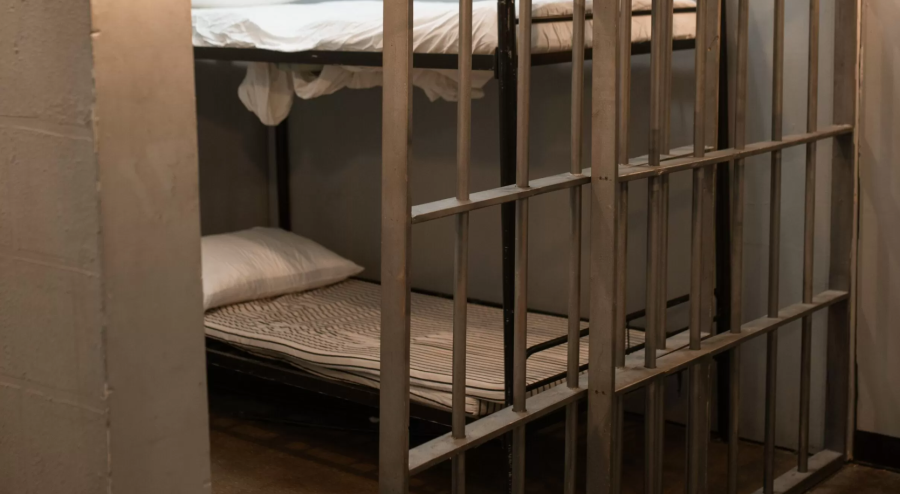 Pâncotan arestat preventiv după ce și-a strâns de gât iubita și a izbit-o de pământ