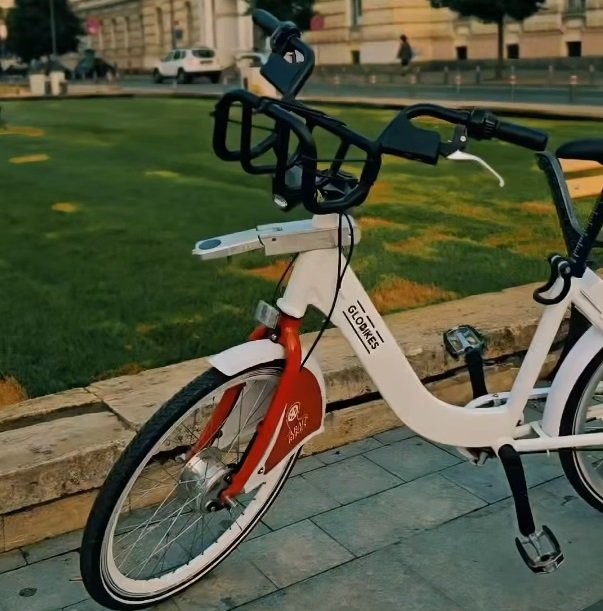 Unii arădeni care se plimbă cu bicicletele calcă pe bec; apelul Primăriei: „Utilizați responsabil serviciul de bike-sharing