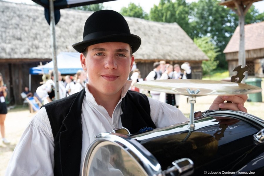 Ansamblul ROMÂNAȘUL din Zimandu Nou câștigător la Festivalul Internațional de Folclor din Zielona Gora, Polonia!