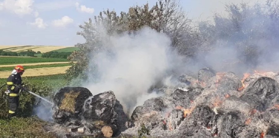 Incendiu la baloții de paie din apropierea comunei Șofronea