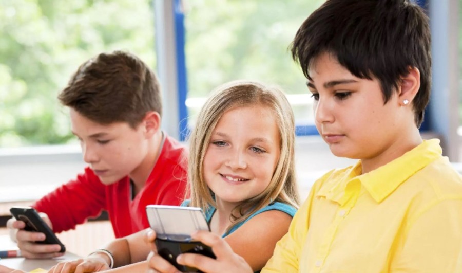 Elevii, fără telefoane mobile la ore! Se renunță și la învățatul „pe de rost”: reformă surprinzătoare în Educație, în Bulgaria