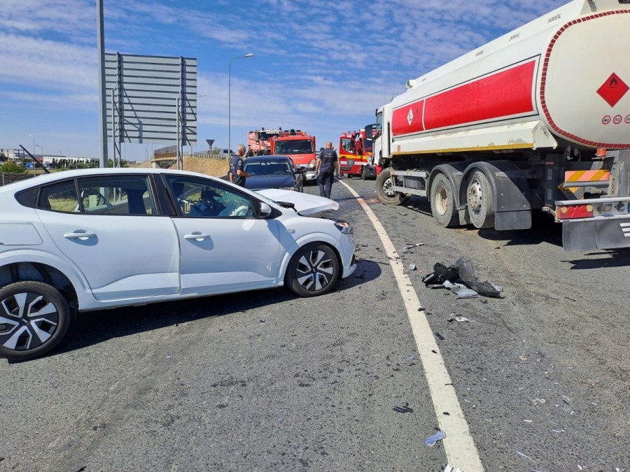 Accident rutier pe A1, nod rutier Zădăreni, între două autoturisme și un autotren