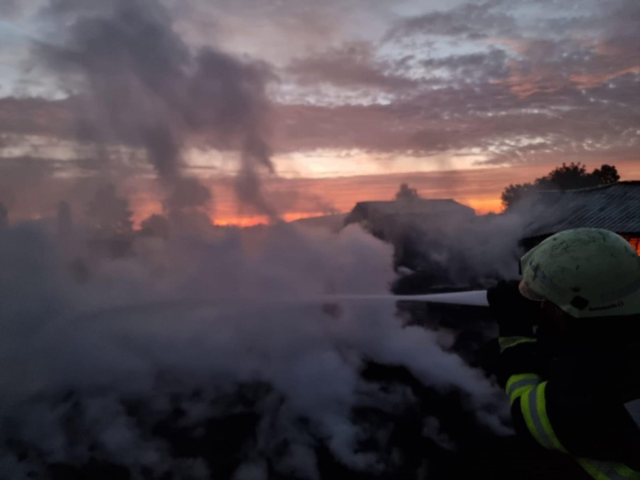 Stingerea unui incendiu izbucnit în incinta unei societăți comerciale din localitatea Iratoșu