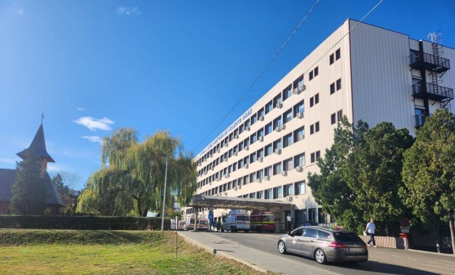 Stop cardio-respirator pe stradă: resuscitat cu șocuri electrice și operat ulterior la Județean