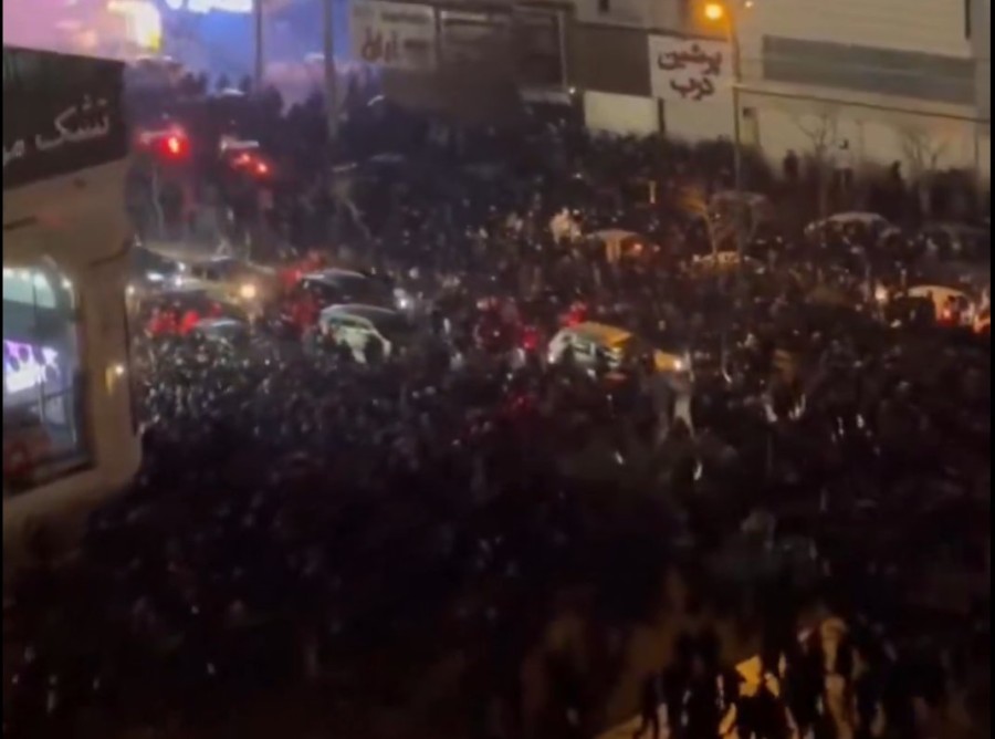 Fierbe Iranul: cele mai ample proteste de la instaurarea regimului ayatolahilor; SUA avertizează Teheranul cu „opțiuni puternice”