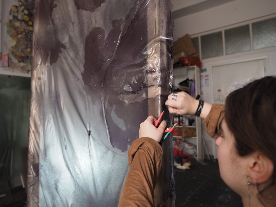 There Is No Finish Line – expoziție despre transformare, memorie și materia vie, semnată Mădălina-Elena Trofin