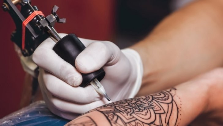 Cum poți ajunge să își pierzi vederea din cauza unui tatuaj, chiar după ani de zile. Ce arată noile studii