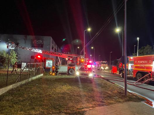Update Incendiul a fost stins iar flăcările nu s-au extins către alte clădiri