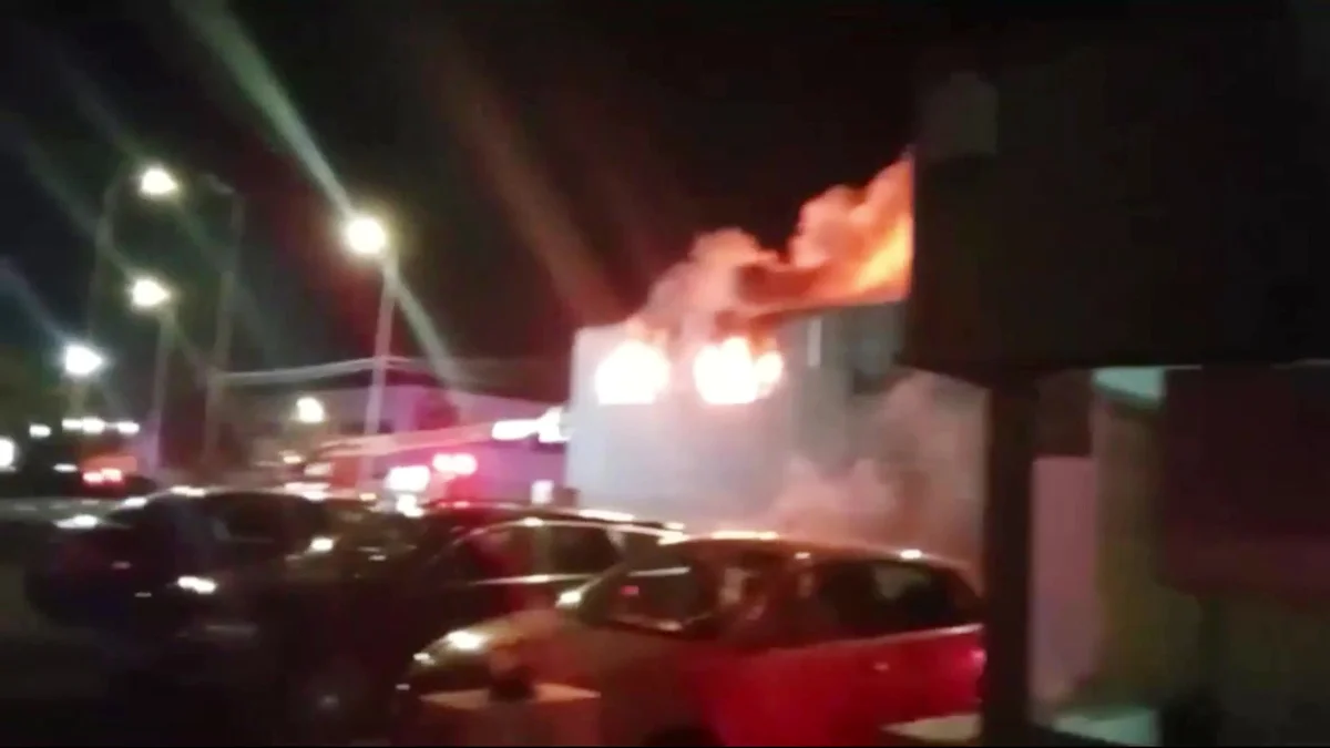 Incendiu la un service auto pe Calea Radnei din Arad