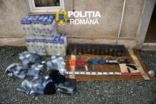 Percheziții în Arad: armă neletală, muniție și produse susceptibile a fi contrafăcute, descoperite de polițiști