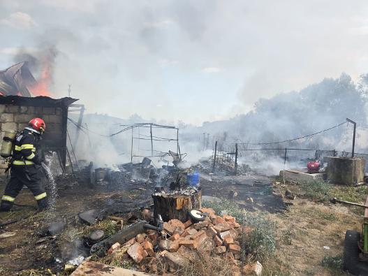Incendiu puternic la Lalașinț: o casă și aproximativ 5.000 mp de vegetație și deșeuri, cuprinse de flăcări