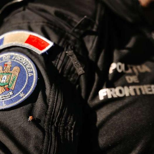 Oprit la Nădlac și luat pe sus de polițiști: era căutat internațional pentru pornografie infantilă