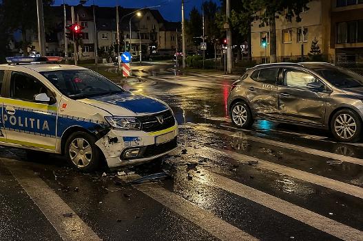 Impact într-o o intersecție din Arad: autospecială de poliție implicată într-un accident. Trei persoane, la spital
