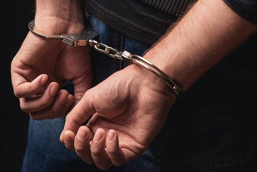 Incident grav la Berechiu: un bărbat a fost târât câțiva metri de o mașină. Șoferul a fost reținut
