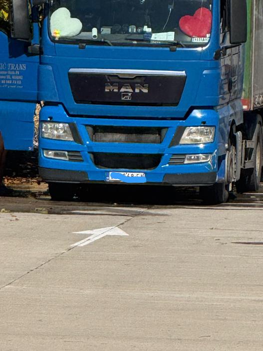 Duș improvizat în curtea Vămii de interior: un șofer de TIR a profitat de „facilități,până la rezolvarea actelor VIDEO