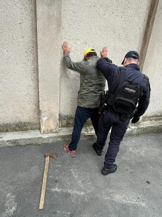 Scene tensionate în Piața Catedralei din Arad! Bărbat prins cu un topor și alte obiecte periculoase la un eveniment public