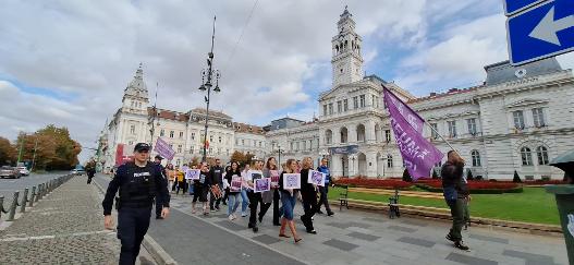 Peste 60 de persoane au mărșăluit la Arad pentru siguranța femeilor. Sesizările de violență domestică au crescut cu 81%