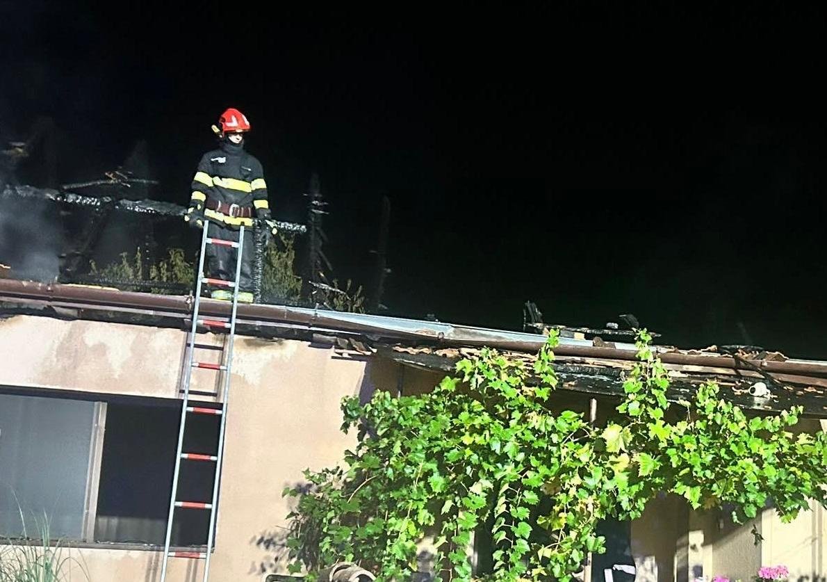 Intervenție pentru stingerea unui incendiu izbucnit la o casă din localitatea Moroda